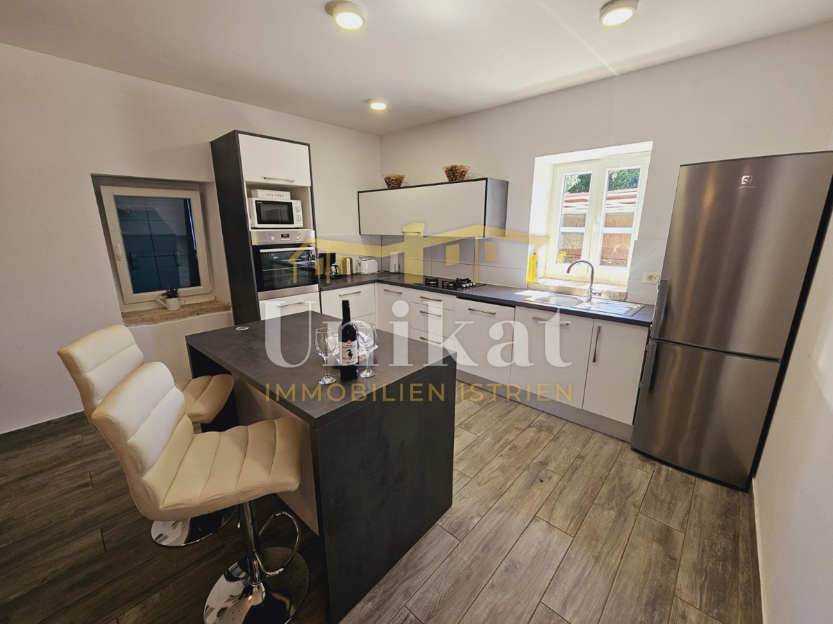 Tenuta con casa in pietra ristrutturata, giardino e piscina